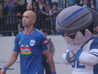 Emje bersanding dengan bomber PSIS Semarang asal Brasil, Bruno Silva (kiri) menjelang pertandingan. (Bola.com/Vincentius Atmaja)