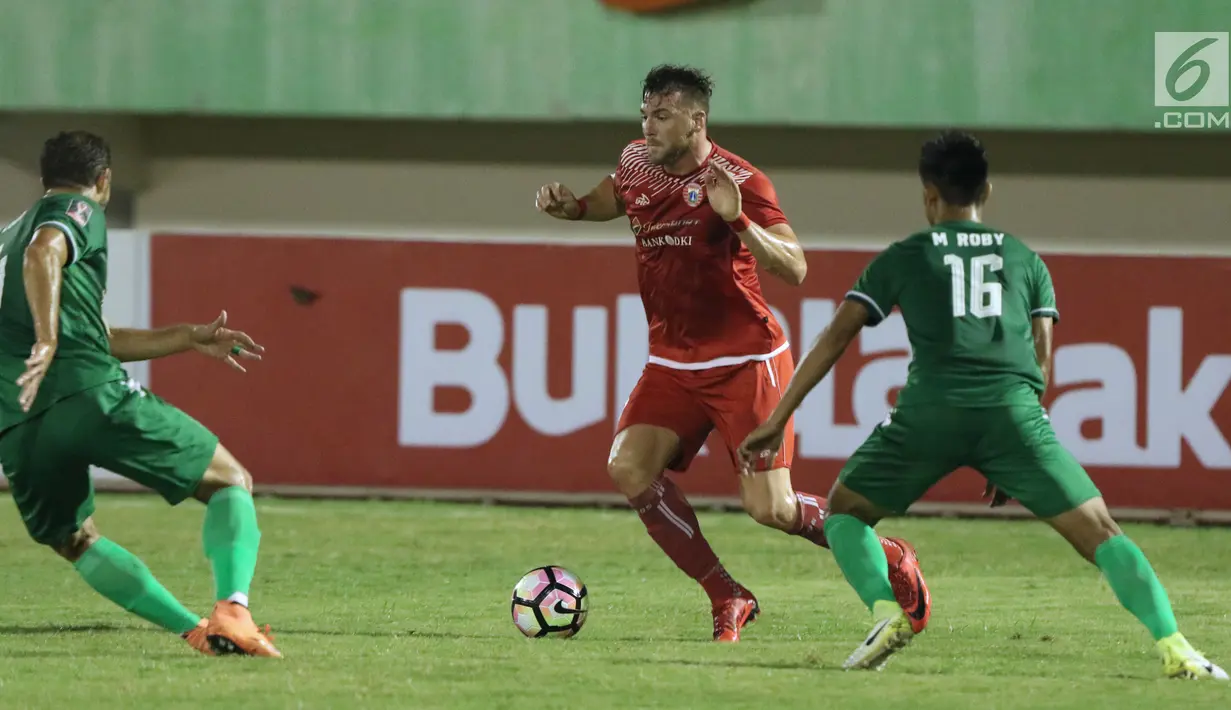 Pemain depan Persija, Marko Simic (tengah) mencoba melewati kawalan dua pemain PSMS pada laga pertama semifinal Piala Presiden 2018 di Stadion Manahan, Solo, Jawa Tengah, Sabtu (10/2). Marko Simic mencetak tiga gol. (Liputan6.com/Helmi Fithriansyah)