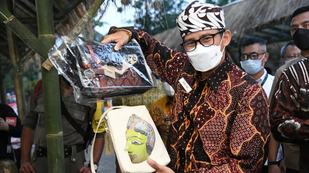 Menparekraf Sandiaga Uno menunjukkan kerajinan tangan masyarakat di Malang, Jawa Timur