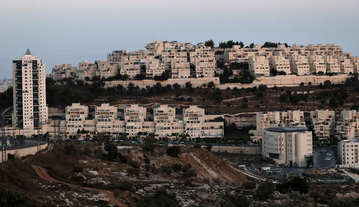Pemandangan pemukiman Israel Har Homa atau Homat Shmuel di Yerusalem timur pada 23 September 2022. Di kawasan pemukiman Har Homa, Israel ingin membangun 300 perumahan baru. (AFP/Ahmad Gharabli)