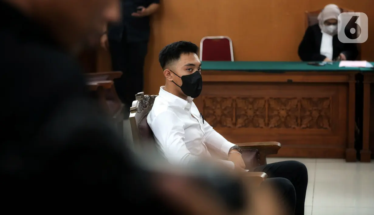 “Menjatuhkan pidana penjara oleh karena itu terhadap Mario Dandy dengan pidana penjara selama 12 tahun,” sambung hakim. (Liputan6.com/Johan Tallo)