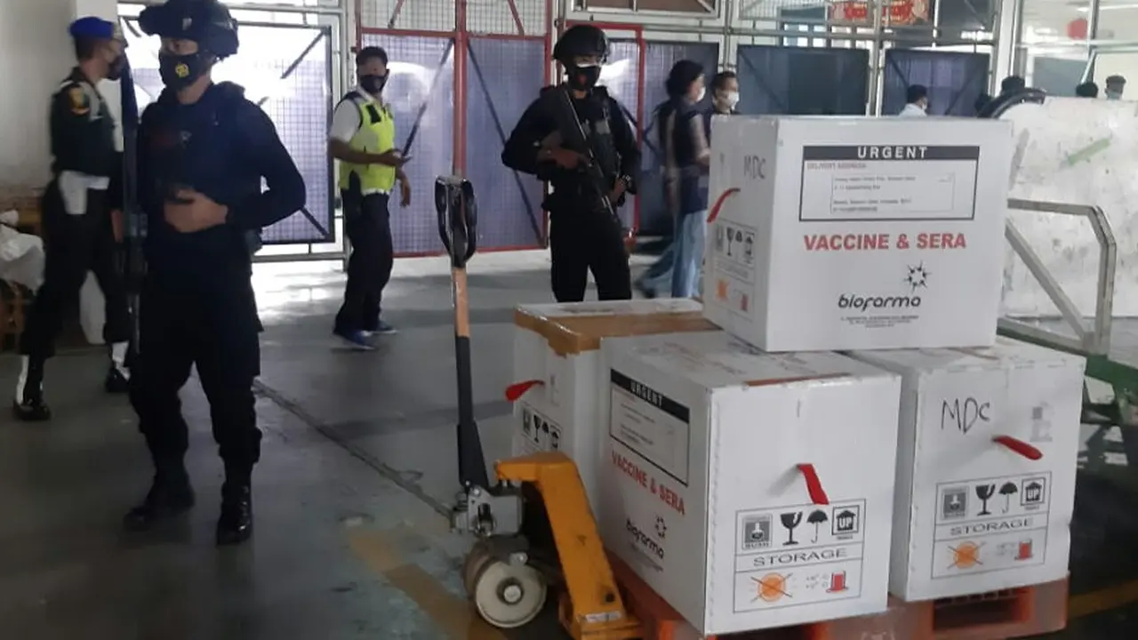 Vaksin yang dikirim dari Jakarta ini dikawal ketat oleh 2 personel Brimob dari Kelapa Dua Jakarta.