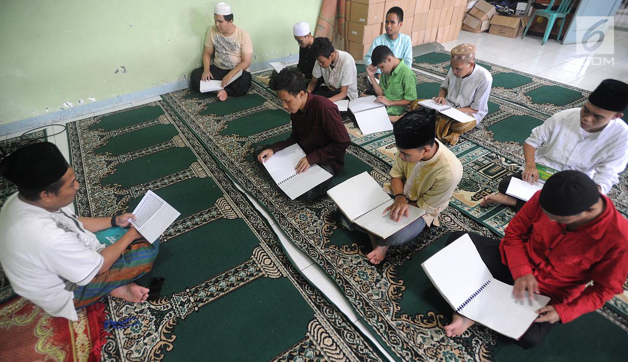 Suasana saat santri tunanetra belajar membaca Alquran braile di Pesantren Raudlatul Makfufin, Serpong, Tangsel, Banten, Rabu (23/5). Selain mencetak Alquran braile, pesantren ini juga memberi pengajaran kepada santri tunanetra. (Merdeka.com/Arie Basuki)