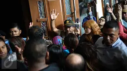 Aparat kepolisian menertibkan para pengunjung yang berebut masuk pintu ruang sidang di Pengadilan Negeri Jakarta Pusat, Kamis (27/10). Mereka hendak menyaksikan sidang Jessica Kumala Wongso dengan agenda pembacaan vonis. (Liputan6.com/Faizal Fanani)