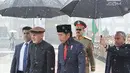 Presiden Joko Widodo berjalan bersama Presiden Afghanistan Ashraf Ghani saat kunjungan kenegaraan ke Afghanistan (29/1). Kunjungan Jokowi ke Afghanistan dalam rangka kerja sama kedua negara di sejumlah bidang. (Liputan6.com/Pool/Rusman Biro Pers Setpres)
