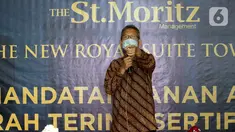 Associate Director PT.Mandiri Cipta Gemilang Darwin A Roni memberi sambutan pada serah terima sertifikat bangunan apartemen The New Royal Suite Tower, kawasan St. Moritz ,Puri Kembangan, Jakarta, Jumat (18/12/2020). Sebanyak 204 sertifikat diberikan pada awal proses serah terima. (Liputan6.com/Pool)