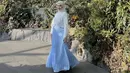 <p>Kesha Ratuliu mengenakan atasan putih panjang yang serasi dengan kerudungnya. Dipadukan rok plisket panjang baby blue saat di Singapore. (@kesharatuliu05)</p>