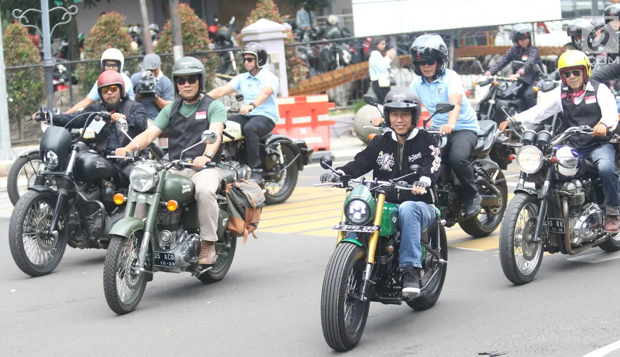 Presiden Joko Widodo (kiri) mengendarai motor Kawasaki W175 miliknya mengelilingi Kota Bandung, Minggu (11/10). Presiden Jokowi ditemani Gubernur Jawa Barat Ridwan Kamil dan pengendara sepeda motor dari berbagai komunitas. (Liputan6.com/Angga Yuniar)