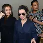 Reza Artamevia memenuhi panggilan polisi untuk menjalani pemeriksaan terkait laporannya terhadap Gatot Brajamusti, Senin (17/10/2016). Reza didampingi pengacara dan putrinya, Aaliyah Massaid. (Herman Zakharia/Liputan6.com)