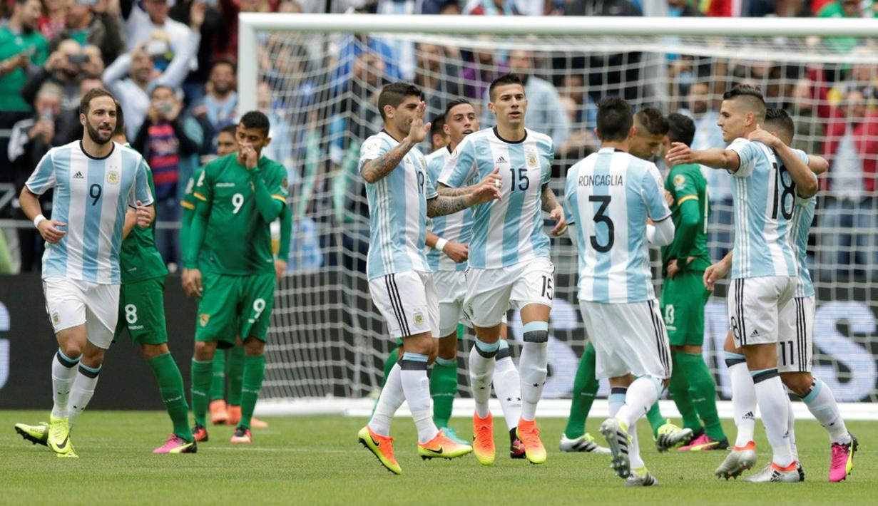Pemain Argentina merayakan gol pertama yang dicetak Erik Lamela ke gawang Bolivia pada laga Grup D Copa America Centenario 2016 di CenturyLink Field, Seattle, Rabu (15/6/2016). (AFP/Jason Redmond)