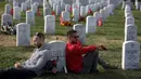 Tony Brown (kiri) dan Neil Thomas (kanan) mengenang teman mereka Sersan Scott Lange Kirkpatrick saat peringatan Hari Veteran, Arlington, Virginia, AS, Senin (11/11/2019). Rakyat AS memperingati Hari Veteran untuk menghormati mereka yang pernah bertugas di militer AS. (Alex Wong/Getty Images/AFP)