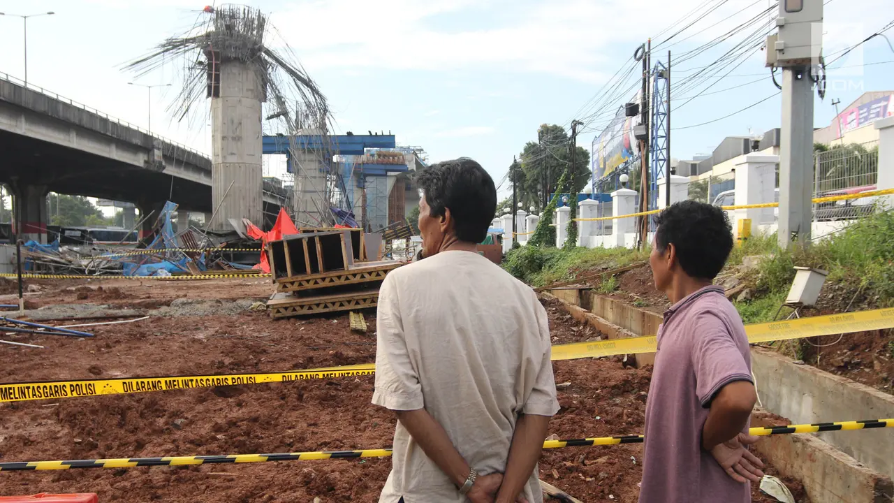 Tiang Girder Tol Becakayu Jadi Tontonan Warga