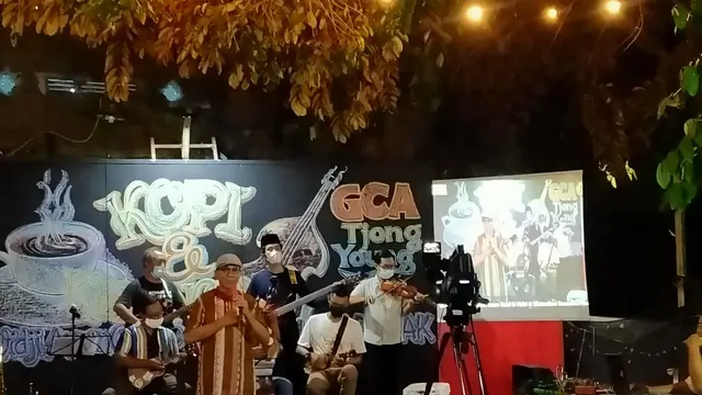 Komunitas Keroncong GCA Demak menyuguhkan lagu keroncong pesisiran pada halalbihalal secara blended di Demak. (Foto: Liputan6.com/Kusfitria Marstyasih)