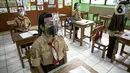 Siswa mengikuti hari pertama uji coba Pembelajaran Tatap Muka (PTM) di SDN Kenari 08 Pagi, Jakarta, Rabu (7/4/2021). Skema yang akan diterapkan adalah pembelajaran tatap muka secara bergantian di dalam ruangan maksimum 50 persen dari kapasitas ruangan. (Liputan6.com/Faizal Fanani)