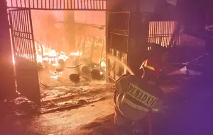 Gedung Tiga Lantai Terbakar Hebat, Hanguskan 14 Mobil Golf