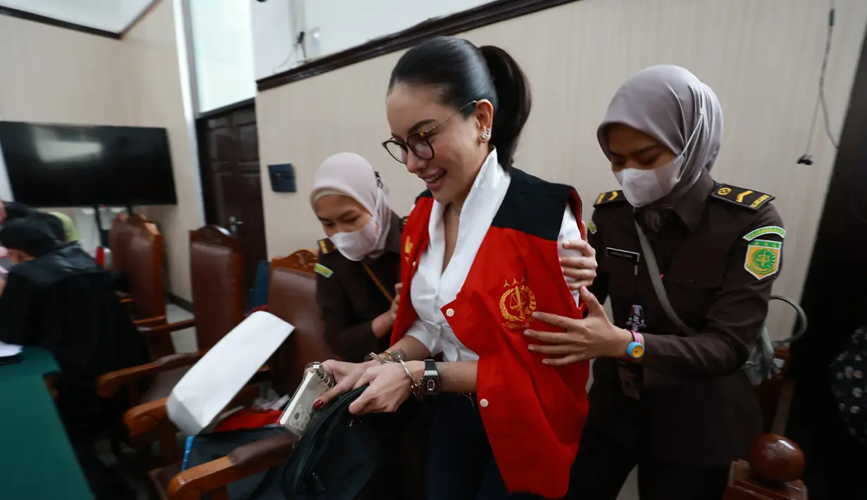 Akibat hal tersebut korban akhirnya melaporkan Nikita Mirzani ke Polda Metro Jaya pada 3 Desember 2024 terkait dugaan melakukan tindak pidana sebagaimana Pasal 27B ayat (2) Undang-Undang Nomor 1 Tahun 2024 tentang ITE, Pasal 368 KUHP tentang pemerasan serta Pasal 3, 4 dan 5 Undang-Undang Nomor 8 Tahun 2010 tentang Tindak Pidana Pencucian Uang (TPPU). (Kapanlagi.com/Budy Santoso)