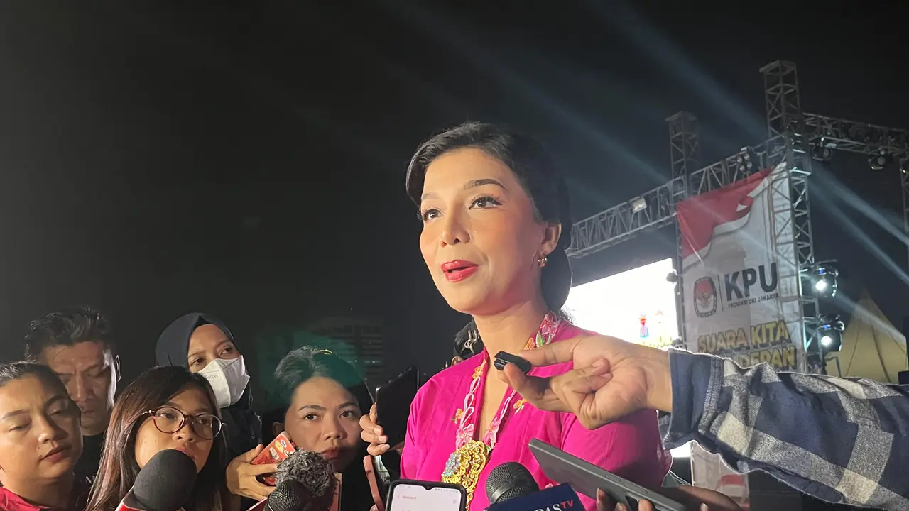 Anggota KPU DKI Jakarta Astri Megatari di acara Peluncuran Tahapan Pilgub Jakarta 2024 di Sisi Selatan Monas, Jakarta Pusat, Sabtu malam (25/5/2024). (Liputan6.com/Winda Nelfira)
