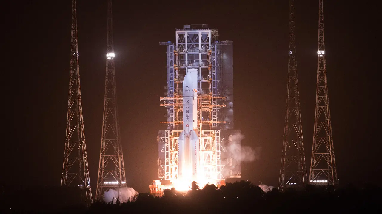 FOTO: China Luncurkan Roket Long March-5 untuk Ambil Sampel dari Bulan
