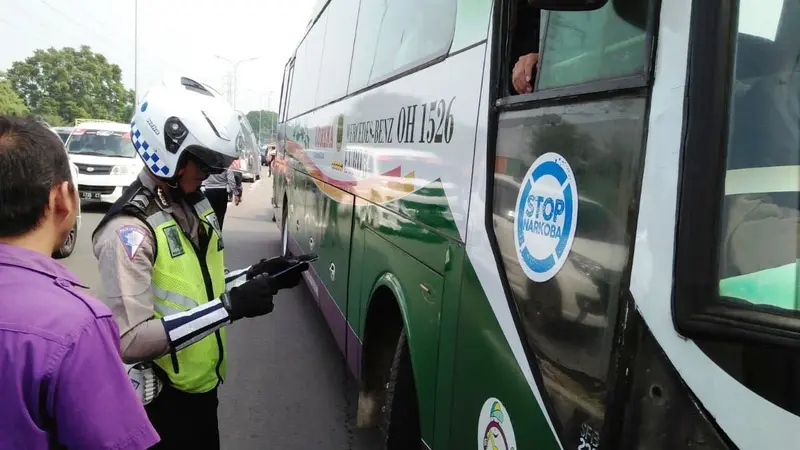 Kepolisian Resor Bogor merazia bus yang hendak melintasi jalur menuju Puncak dan Sukabumi