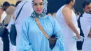 Belum lama ini, Yuni Shara terlihat menunaikan ibadah umrah. Kakak kandung Krisdayanti ini mengunggah foto-fotonya saat mengenakan hijab di Tanah Suci. Ia berpose di depan Ka’bah dengan balutan gamis biru dan hijab motif. Penampilan penyanyi berusia 50 tahun itu pun banjir pujian dari warganet. (Liputan6.com/IG/@yunishara36)