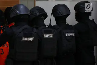Polisi bersenjata lengkap mengawal sejumlah terduga teroris untuk dihadirkan dalam jumpa pers di Mabes Polri, Jakarta, Jumat (17/5/2019). Sepanjang bulan Mei 2019, tim Densus 88 Antiteror telah menangkap sebanyak 29 terduga teroris jaringan Jamaah Ansharut Daulah (JAD). (Liputan6.com/Johan Tallo)