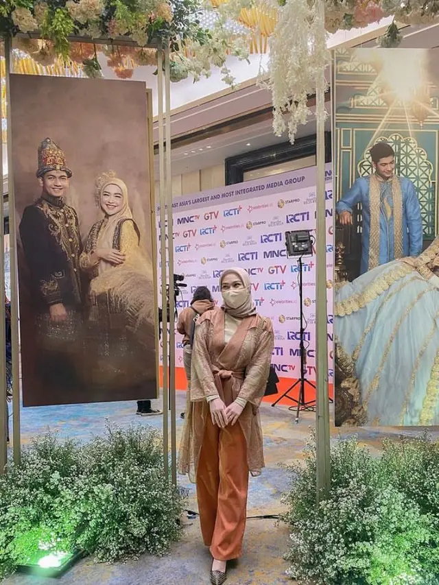 Atau bisa juga tiru gaya Revalina temat yang tampil cantik mengenakan silk kaftan dengan aksen payet yang mewah.