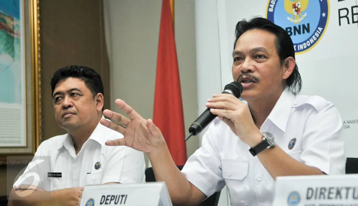 Deputi Pemberantasan BNN, Irjen Pol Arman Depari memberikan keterangan pengungkapan kasus rekayasa penyalahgunaan narkotika yang dituduhkan kepada Bupati Bengkulu Selatan Dirwan Mahmud di Kantor BNN, Jakarta, Kamis (23/2). (Liputan6.com/Yoppy Renato)