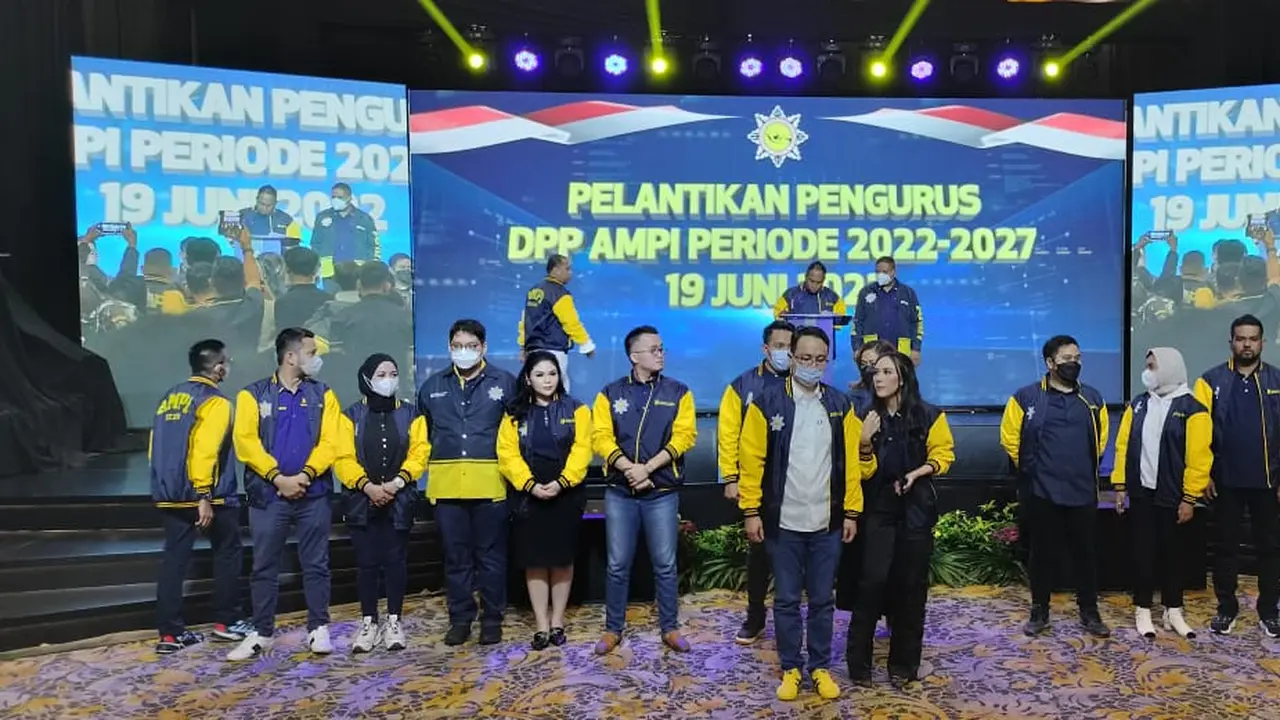 Menteri Koordinator Bidang Perekonomian Airlangga Hartarto diteriaki presiden saat melantik Dewan Pimpinan Pusat Angkatan Muda Pembaharuan Indonesia (AMPI) periode 2022-2027.