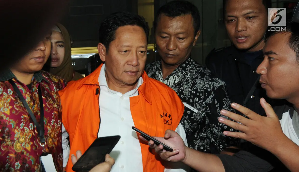 Cagub Maluku Utara terpilih hasil quick count Ahmad Hidayat Mus mengenakan rompi tahanan usai menjalani pemeriksaan di gedung KPK, Jakarta, Senin (2/7). Ahmad Hidayat Mus resmi ditahan KPK untuk 20 hari kedepan. (Merdeka.com/Dwi Narwoko)