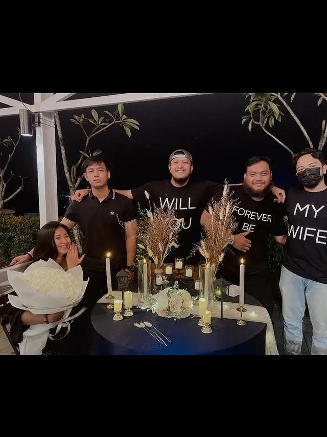 Adinda Azani dilamar sang kekasih, Armand Zachary. (Foto: Instagram/dindazani)