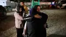 Saat ini, penyeberangan Rafah beroperasi dengan sangat terbatas, hanya untuk pejalan kaki (termasuk evakuasi medis) dan belum mengizinkan pengiriman barang. Tampak dalam foto, warga Palestina yang datang dari penyeberangan Rafah, Mesir, tiba di Rumah Sakit Nasser di Khan Yunis, Jalur Gaza selatan pada 2 Februari 2026. (Bashar Taleb/AFP)