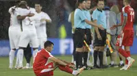 Gelandang Serbia, Nemanja Radonjic, tampak kecewa usai dikalahkan Swiss pada laga grup E Piala Dunia di Stadion Kaliningrad, Kaliningrad, Jumat (22/6/2018). Swiss menang 2-1 atas Serbia. (AP/Matthias Schrader)