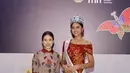 Lulu Zaharani Krisna, Putri Indonesia Pariwisata 2023 mengenakan dress off shoulder maroon dengan motif batiknya. [@luluzaharani]