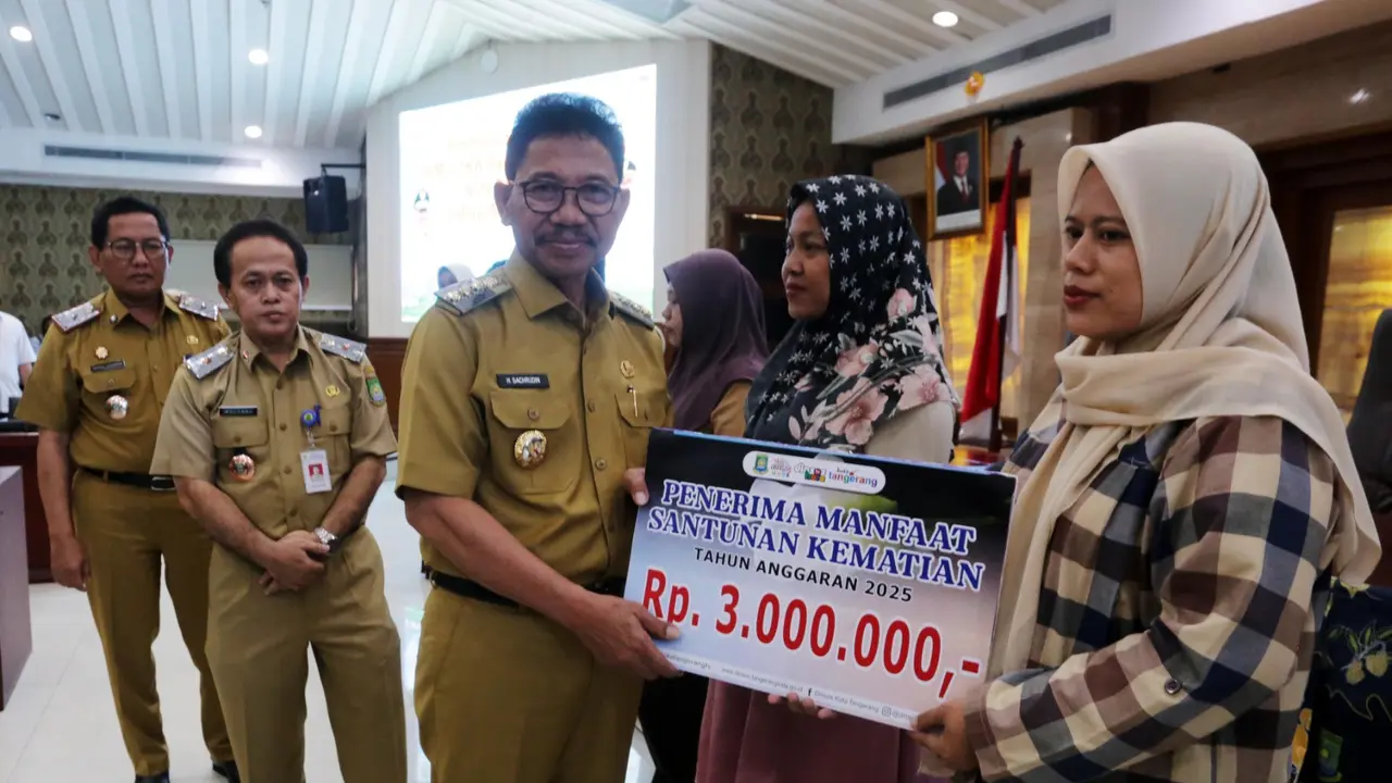 Wali Kota Tangerang, Sachrudin memberikan bantuan jaminan kematian dan kecelakaan kerja terhadap 5.952 pekerja rentan dalam program Perlindungan Sosial, pada Senin (24/3/2025).