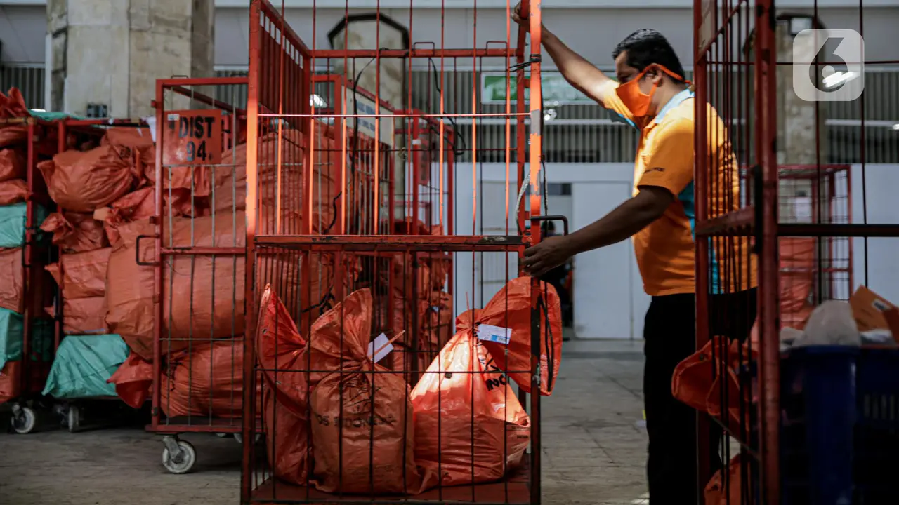 FOTO: Jelang Lebaran, Pengiriman Paket Via Pos Naik 20 Persen