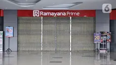 Kondisi gerai Ramayana yang tutup di City Plaza Depok, Rabu (8/4/2020). Ramayana Departement Store menutup operasionalnya di City Plaza Depok, dimana 87 karyawan terkena pemutusan hubungan kerja (PHK) lantaran wabah virus corona telah menyebabkan omzet penjualan menurun. (merdeka.com/Iqbal Nugroho)
