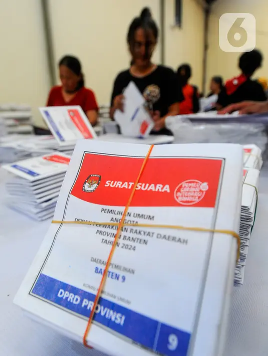 <p>KPU Kota Tangerang Selatan menggunakan pihak ketiga untuk melakukan pelipatan dan penyortiran surat suara. (merdeka.com/Arie Basuki)</p>