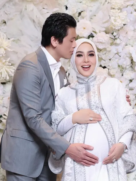 Begitupun dengan riasan mata, mengenakan eyeshadow warna soft dengan bulu mata bervolume jadi on point. Bulu matanya tampak on fleek.  [@princessyahrini]