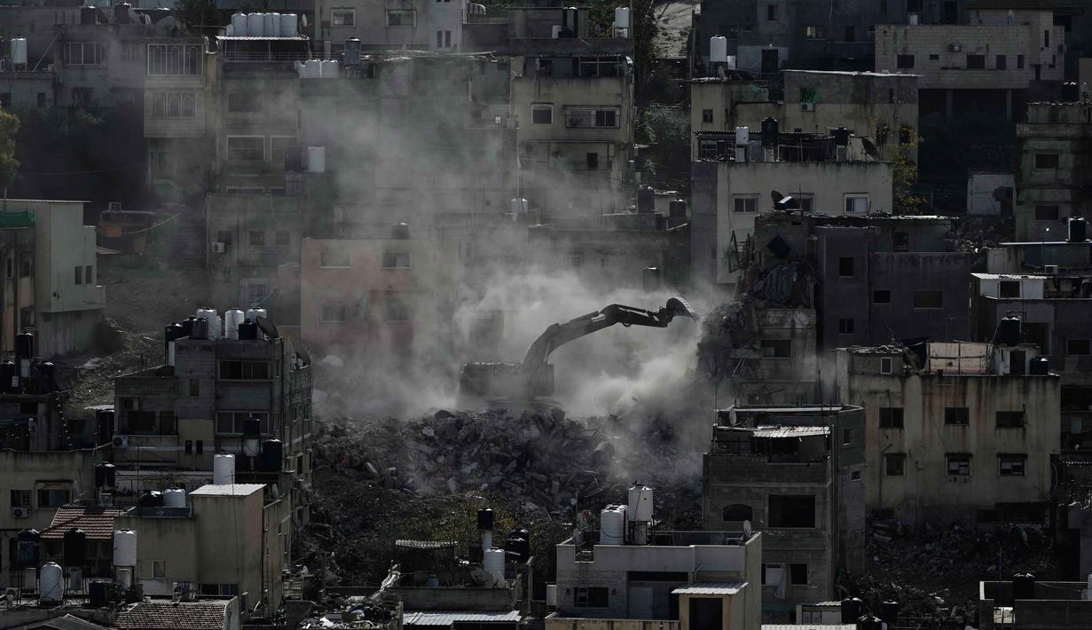 Buldoser tentara Israel menghancurkan rumah-rumah di kamp pengungsi perkotaan Palestina Nur Shams, dekat kota Tulkarem di Tepi Barat, Rabu 31 Desember 2025. Akhir Desember 2025, militer Israel kembali merobohkan sedikitnya 25 bangunan hunian yang menampung sekitar 100 keluarga. (AP Photo/Majdi Mohammed)