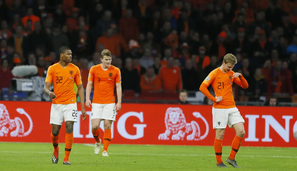 Para pemain Belanda tampak kecewa usai ditaklukkan Jerman pada laga kualifikasi Piala Eropa di Stadion Johan Cruyff, Minggu (24/3). Belanda takluk 2-3 dari Jerman. (AP/Peter Dejong)