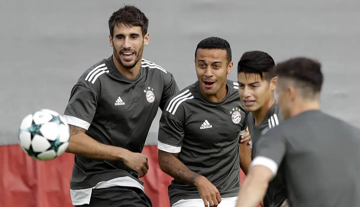 Pemain Bayern Munchen, Javi Martinez, Thiago dan James Rodriguez, saat mengikuti latihan jelang laga Liga Champions di Munich, Senin (11/9/2017). Bayern Munchen akan berhadapan dengan RSC Anderlecht. (AP/Matthias Schrader)