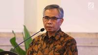 Kepala OJK Wimboh Santoso menyampaikan paparan dalam pertemuan dengan pimpinan bank umum Indonesia di Istana Negara, Jakarta, Kamis (15/3). (Liputan6.com/Angga Yuniar)