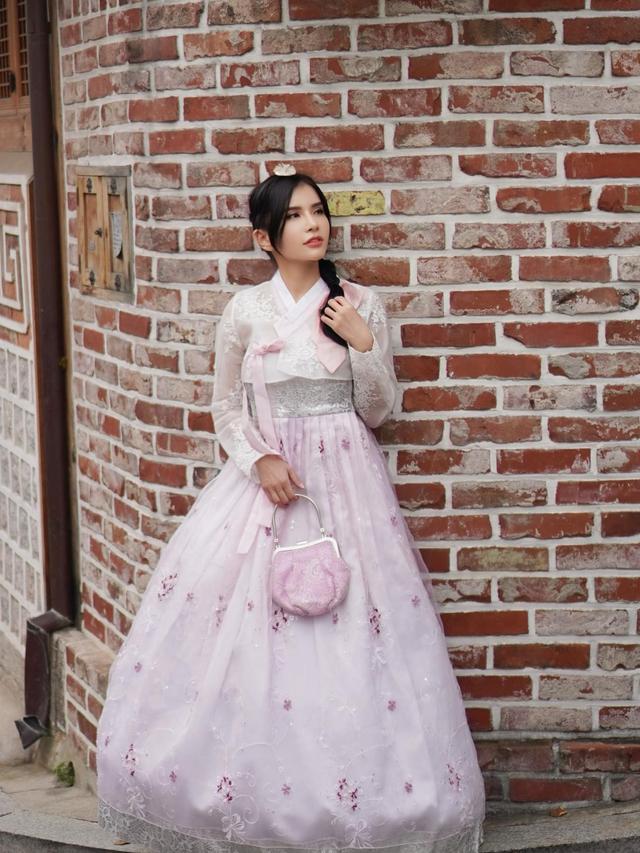7 Potret Maria Vania Tampil Elegan Pakai Hanbok saat Liburan ke Korea Selatan