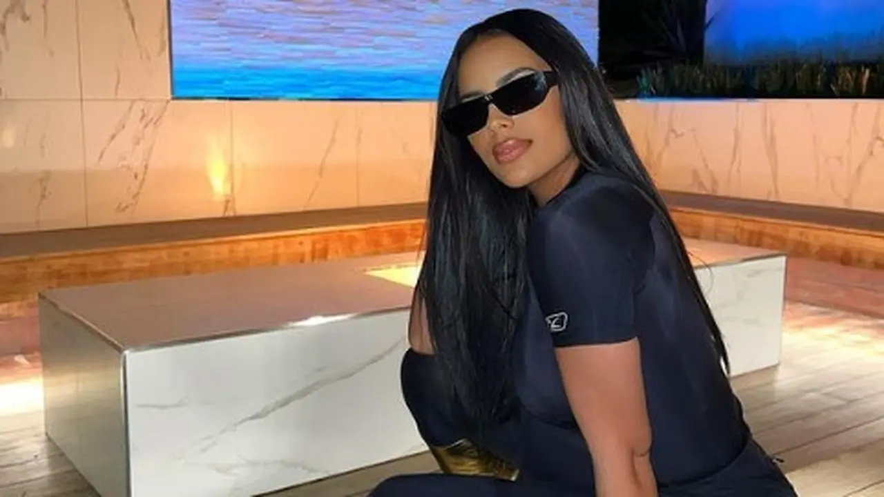 Sosok Chaney Jones, Teman Dekat Kanye West yang Mirip Kim Kardashian
