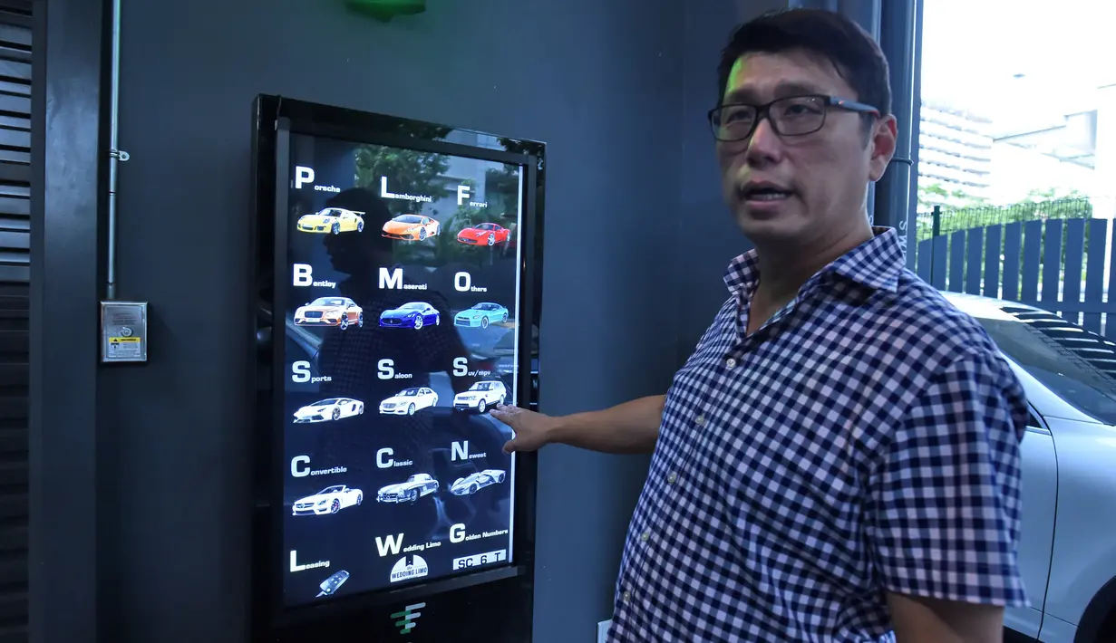 GM Autobahn Motors, Gary Hong menunjukan layar sentuh untuk membeli mobil dari vending machine atau mesin penjual otomatis, Kamis (18/5). Konsep vending machine ini bertujuan memanfaatkan secara efisien lahan di Singapura yang terbatas (ROSLAN RAHMAN/AFP)