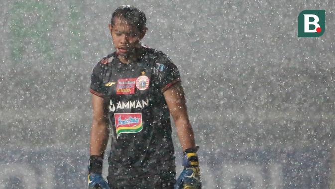 Kiper Persija Jakarta, Adixi Lenzivio saat melawan Persiraja Banda Aceh dalam laga pekan ke-6 BRI Liga 1 2021/2022 di Stadion Pakansari, Bogor, Sabtu (10/2/2021). Laga dihentikan pada menit ke-11 akibat hujan deras. (Bola.com/M Iqbal Ichsan)