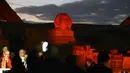Patung Sphinx berwarna merah saat pertunjukan cahaya dan suara di Giza, Mesir, Kamis (23/1/2020). Pertunjukan tersebut digelar sebagai bagian dari perayaan Tahun Baru Imlek. (Xinhua/Ahmed Gomaa)