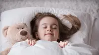 Ilustrasi anak tidur dengan boneka. (Foto: Freepik/pvproductions)
