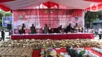 Barang bukti narkotika diperlihatkan saat konferensi pers hasil Operasi Nila Jaya 2021 di Mapolda Metro Jaya, Jakarta, Kamis (25/11/2021). Polda Metro Jaya melakukan pemusnahan barang bukti narkotika ekstasi, sabu, ganja, happy five dan bubuk sintetis dengan total 1,74 ton. (merdeka.com/Imam Buhori)