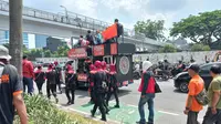 Konfederasi Serikat Pekerja Indonesia (KSPI) hari ini Selasa (6/9/2022),&nbsp;mulai meramaikan di depan gedung DPR RI sejak pukul 10.15 WIB. (Foto:Liputan6/Ave Martevalenia)